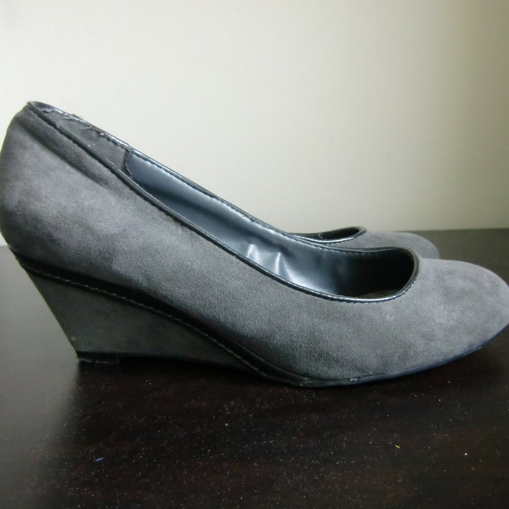 💖2/$30💖 Grey Faux Suede Wedges Heels